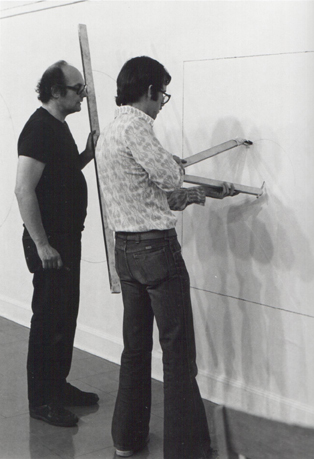 Sol LeWitt and drafter, Boulder, CO, 1976 Sol LeWitt and drafter, Boulder, CO, 1976 (http://www.smfa.edu/newsmodule/view/id/1593/src/@random4a426ab40cf70/)