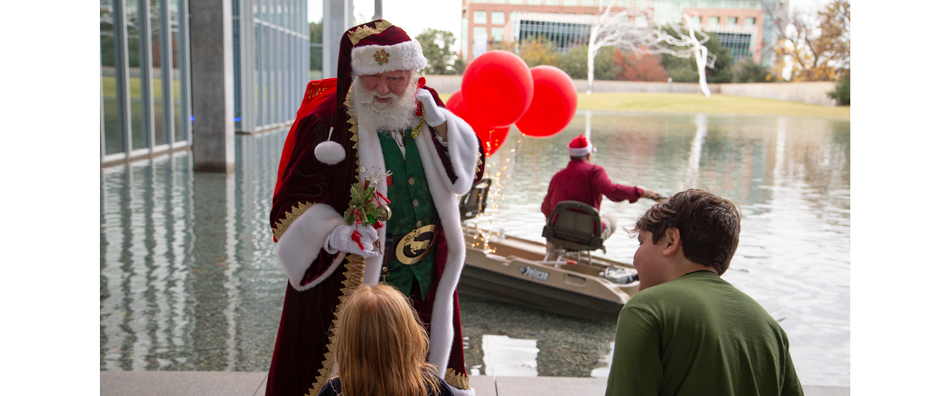 santa_in_front_of_Modern's_pond_with_children