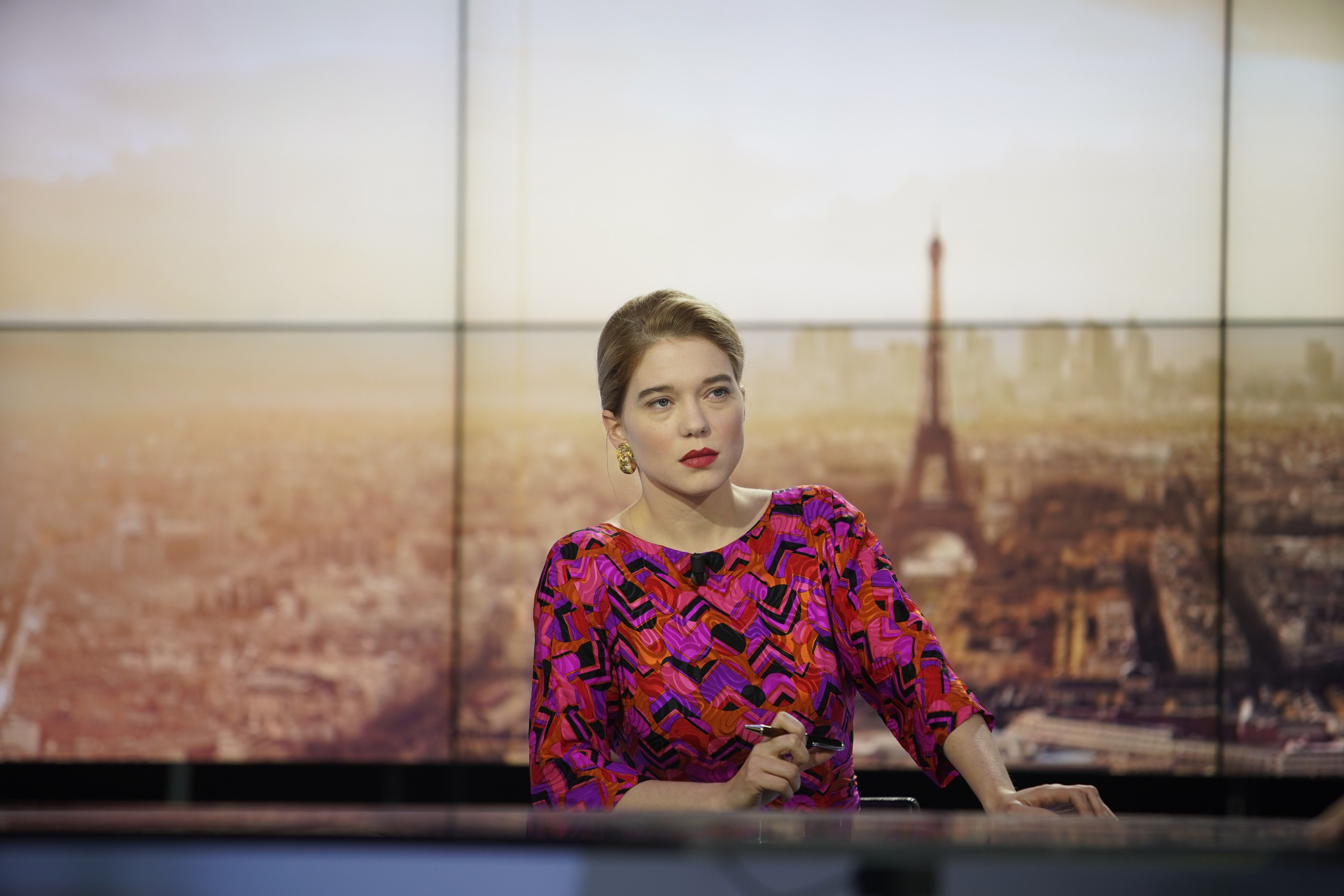woman_seated_at_news_desk