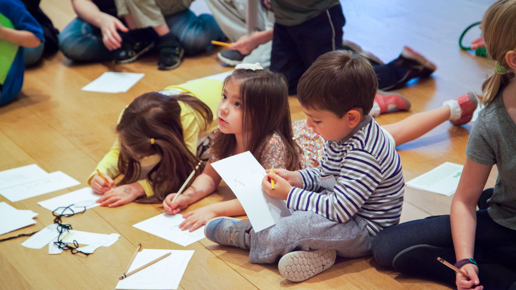 children_creating_artwork_in_museum_gallery