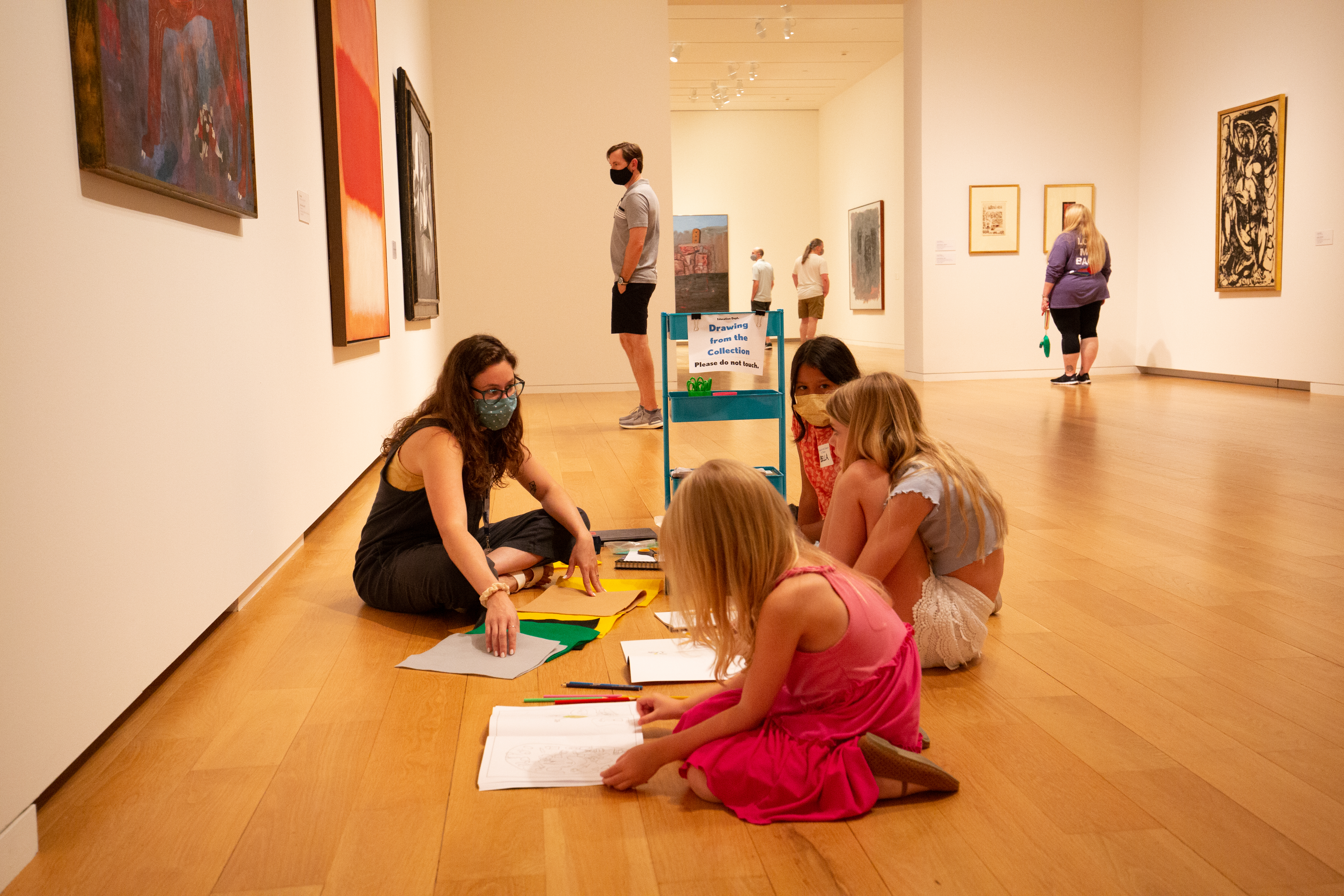 children_creating_artwork_in_museum_gallery
