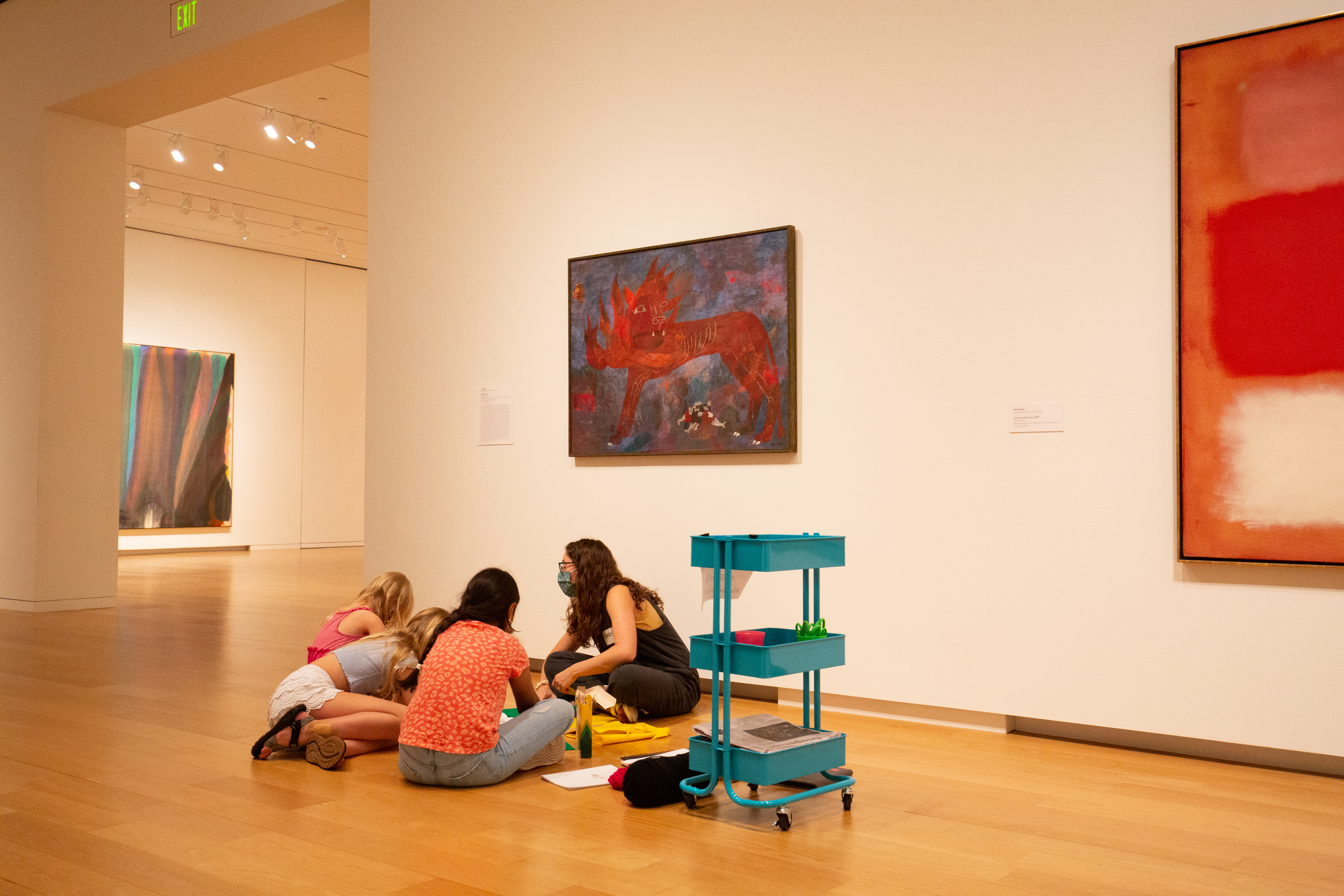 children_creating_artwork_in_museum_gallery