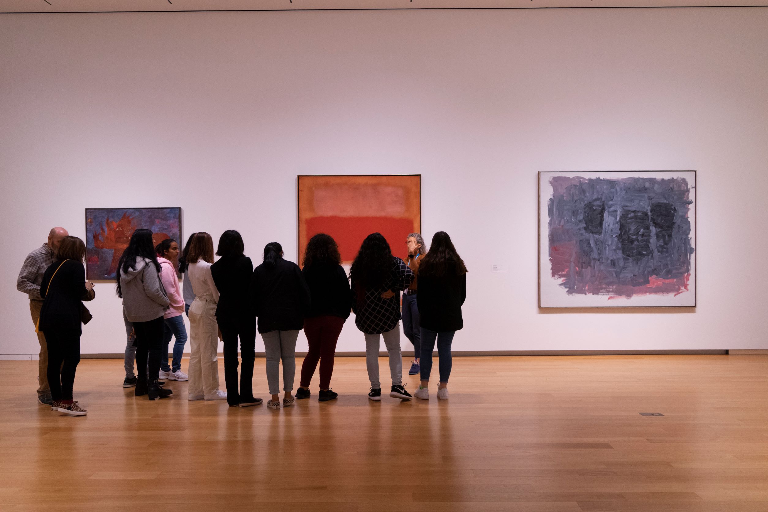 tour_group_in_moderns_galleries