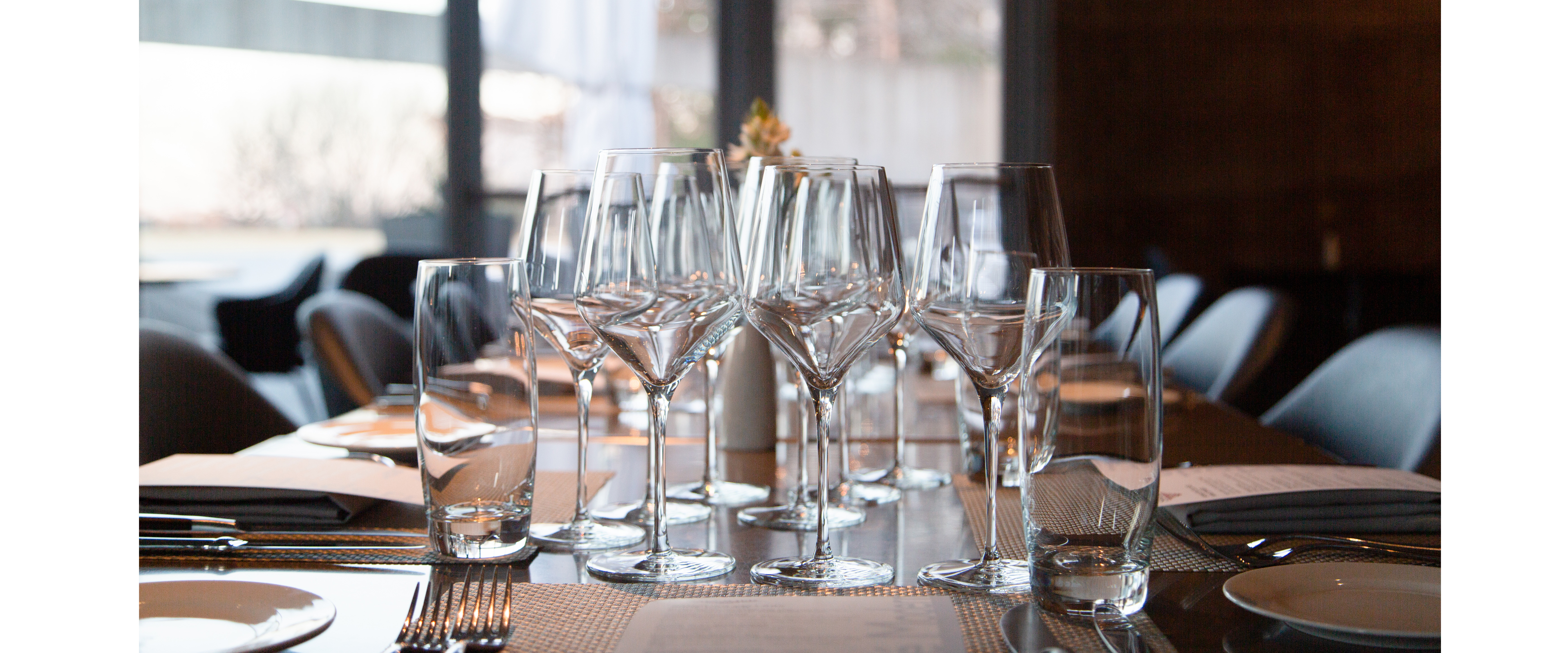 table_set_with_wine_glasses
