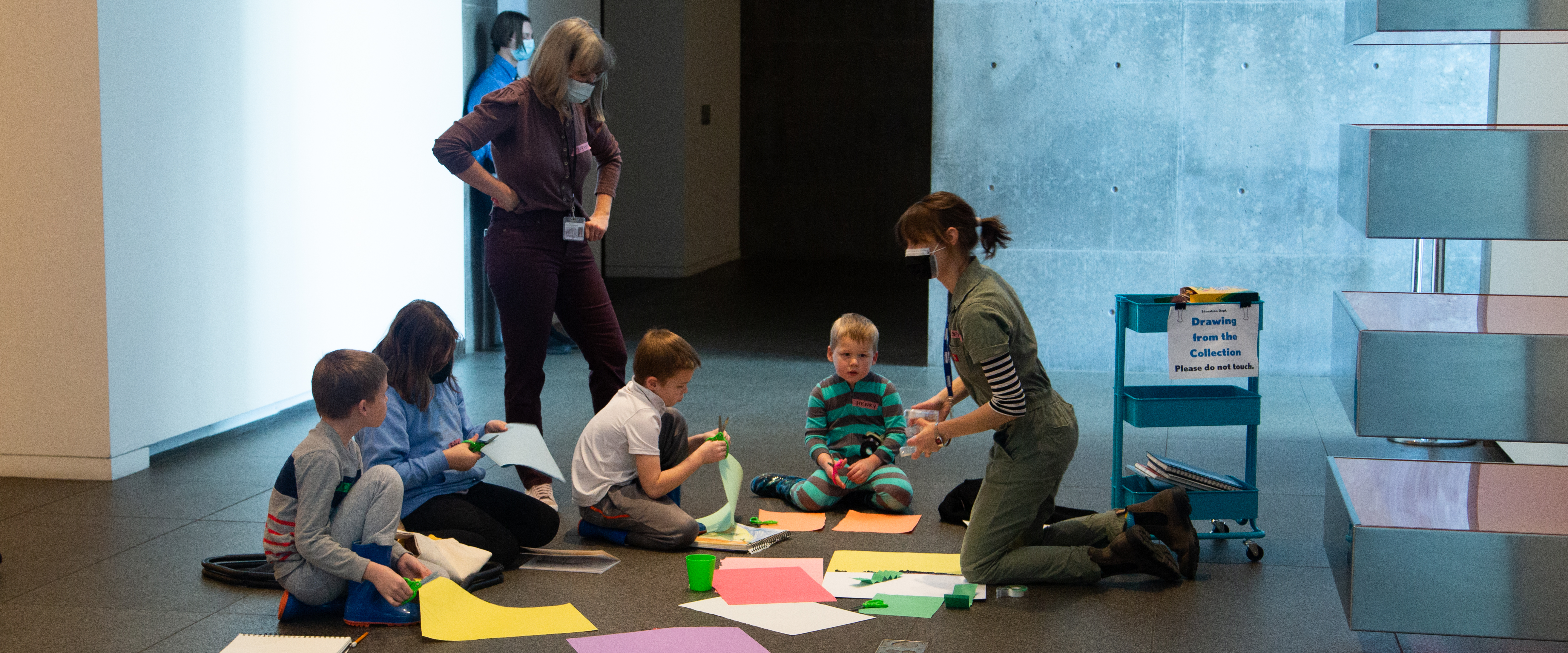 children_creating_artwork_in_museum_gallery