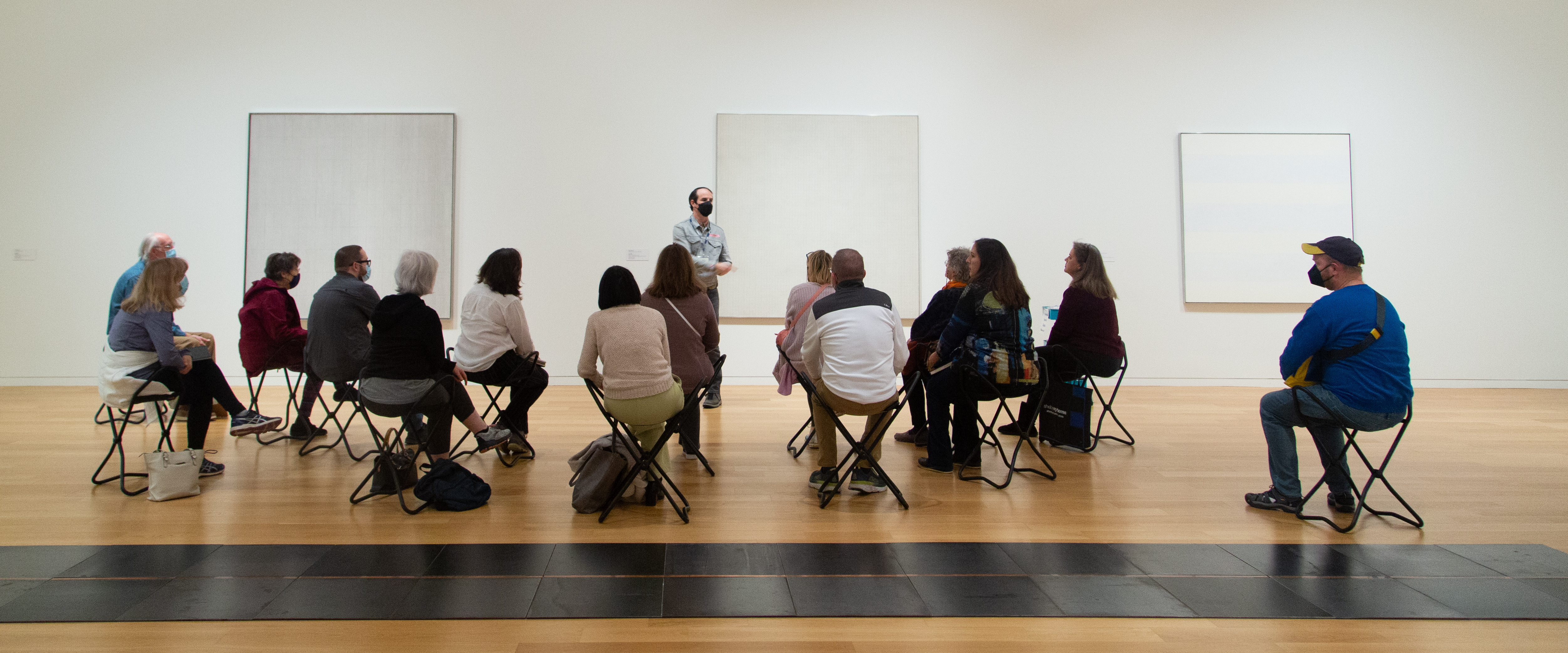 people_drawing_in_Museums_galleries