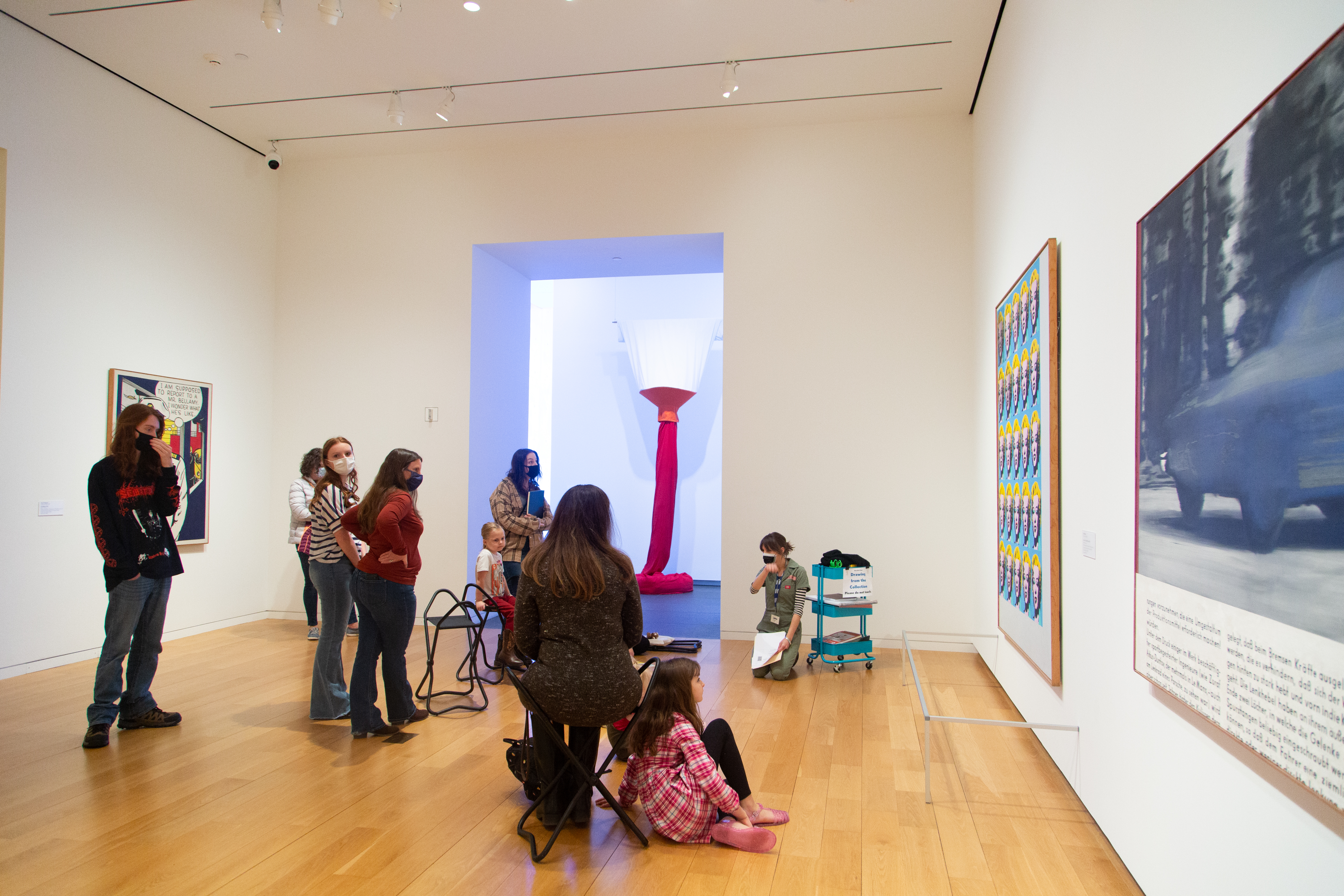 children_creating_artwork_in_museum_gallery