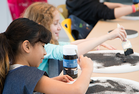 children painting