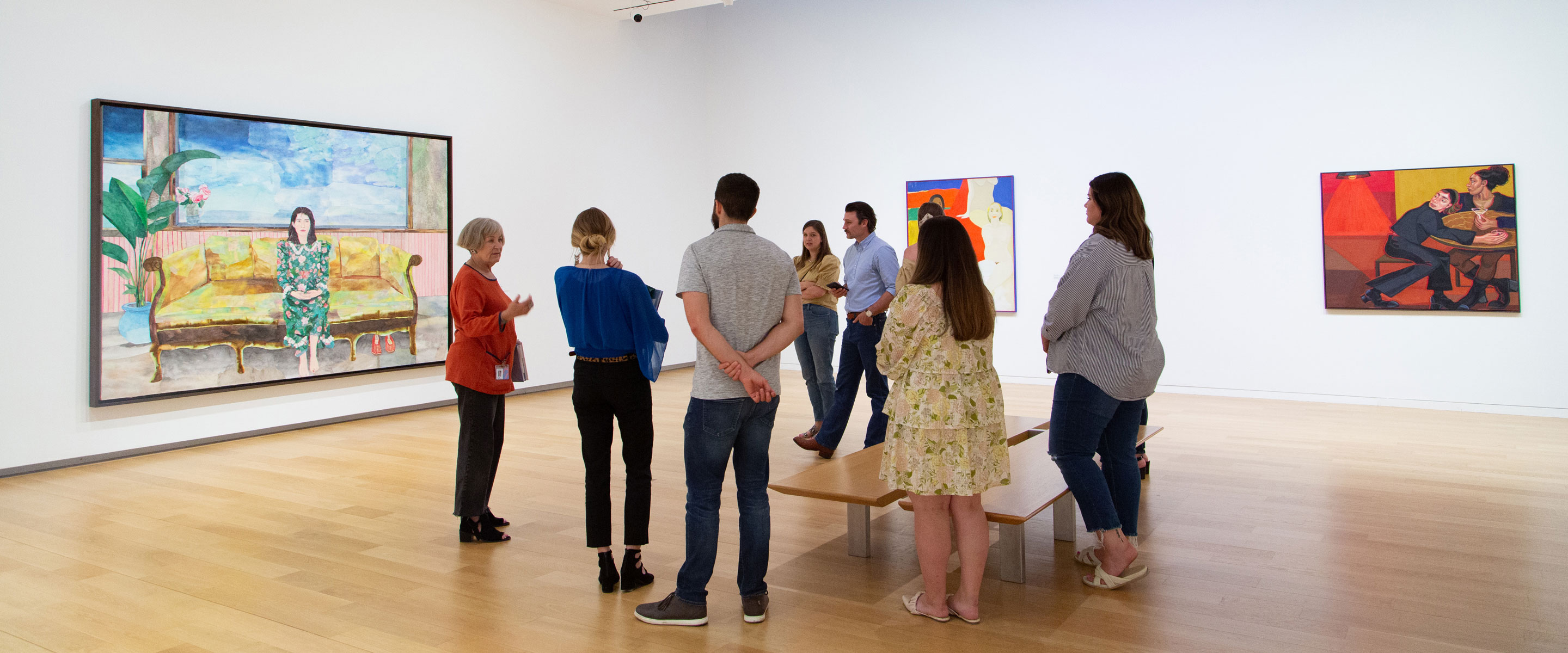 tour_group_in_moderns_galleries