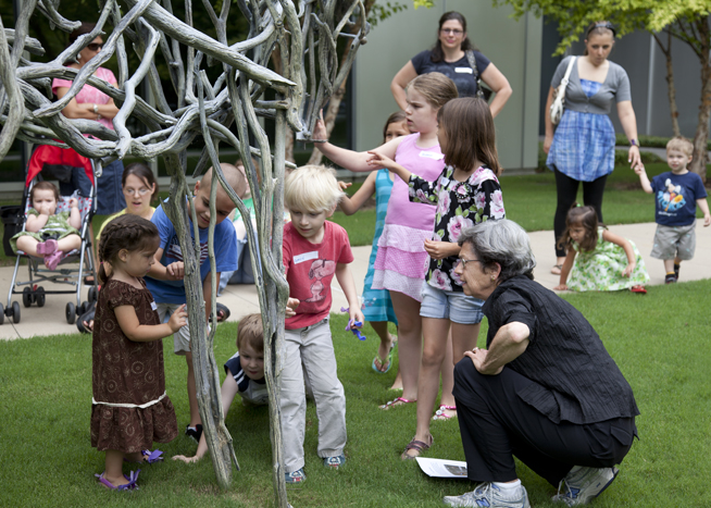 children seeing artwork